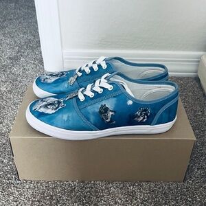 Wolf print canvas shoes size 8